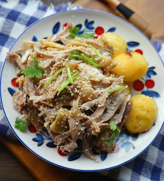 盐焗手撕鸡,冷却后撕碎鸡肉,加点葱,芫茜,芝麻,可以热少许油淋在葱芫茜上面,搅拌均匀即可