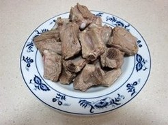 酸甜排骨,捞出排骨,用温水冲净沥干;