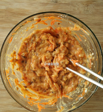 蔬菜鸡胸肉饼,顺时针搅拌均匀