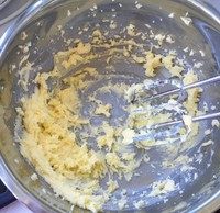 双色花朵饼干,用打蛋器把黄油搅打蓬松,微微发白的状态。