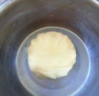 双色花朵饼干,用手揉成光滑面团,盖上保鲜纸静置30分钟,天气热就放冰箱冷藏30分钟。