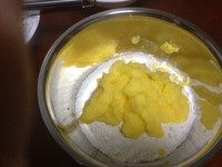 黄油动物饼干,将搅拌好的黄油加入面粉中,使劲揉。