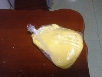 黄油动物饼干,装入保鲜袋,冷藏半小时。