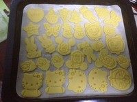 黄油动物饼干,烤箱预热170度,烤盘垫油布或者油纸,放顺序放好,然后放入烤箱上下烘烤10分钟左右。