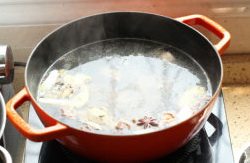 韩式辣牛肉汤,牛肉切大块。泡一小时以上泡去血水,锅内下清水,牛肉,中火煮开后撇去血沫等下料酒及炖料。再次煮开后转小火(我用电陶200w)炖约1.5小时。