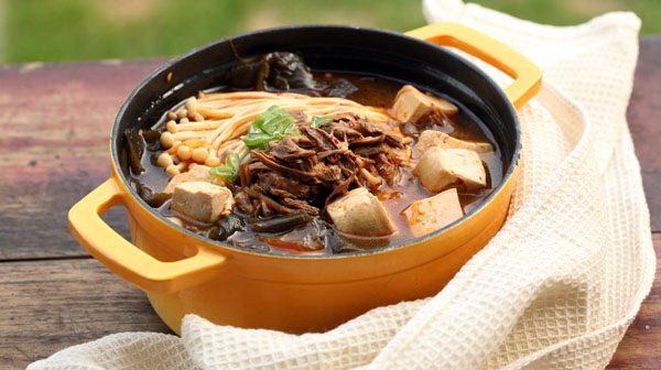 韩式辣牛肉汤,最后加入<a style='color:red;display:inline-block;' href='/shicai/ 465'>豆腐</a>等自己喜欢的配料略煮约20分钟即可,出锅可以撒少许芝麻葱花,也可以加一点点盐调味。