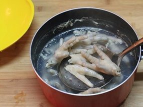 咖喱脱骨凤爪,准备一锅水,把凤爪放进去焯一下去腥,水开后滚5分钟关火,把凤爪捞出,并用水冲洗干净。