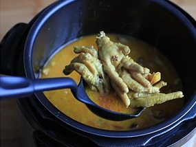 咖喱脱骨凤爪,选择“豆筋类”之类的功能,然后你就可以爽歪歪地想干嘛干嘛去了;开盖后,凤爪已经煮得“没脾气”了,柔若无骨,用舌头就可剔开。