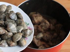 排骨蛤蜊,水开后,转小火煮30分钟左右,倒入蛤蜊;