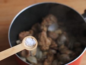 排骨蛤蜊,尝下味道,看看是否需要加盐;