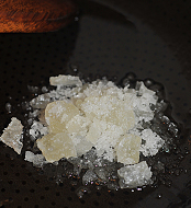 红焖牛尾,炒糖色:
取一炒锅,加一小勺食用油,放入<a style='color:red;display:inline-block;' href='/shicai/ 866'>冰糖</a>碎,小火熬