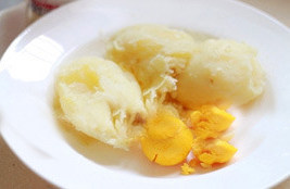 蛋黄土豆泥沙拉,<a style='color:red;display:inline-block;' href='/shicai/ 23'>土豆</a>煮熟或蒸熟，或削皮后切片与<a style='color:red;display:inline-block;' href='/shicai/ 9'>鸡蛋</a>一起放锅里煮熟；水煮蛋，我一直都是先煮4分钟，然后关火用余温焖5分钟，蛋黄不会黑圈，口感很嫩
