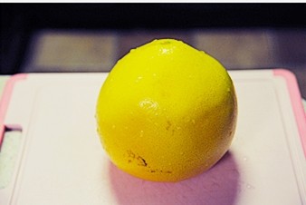 蜂蜜柚子茶,柚子用盐搓两遍冲洗干净后,再用盐搓两遍,用水充分冲洗干净,以去掉果皮上的蜡;