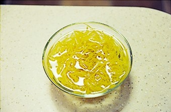 蜂蜜柚子茶,将切好的柚子丝放入水中煮开,转中火煮5分钟后捞出换清水再煮5分钟,然后捞出放入清水中浸泡待用;