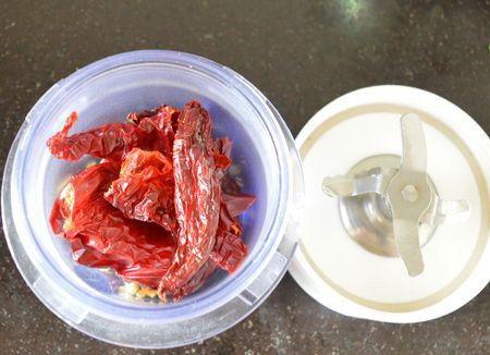 湖南自制霉豆腐,自晒的<a style='color:red;display:inline-block;' href='/shicai/ 86474'>干辣椒</a>用料理机打成末(不能吃太辣的可以像我这样自己买不辣的红椒晒干,再加进一两个辣的一起打成末)