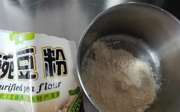 云南稀豆粉,取豌豆粉50克,放入容器中