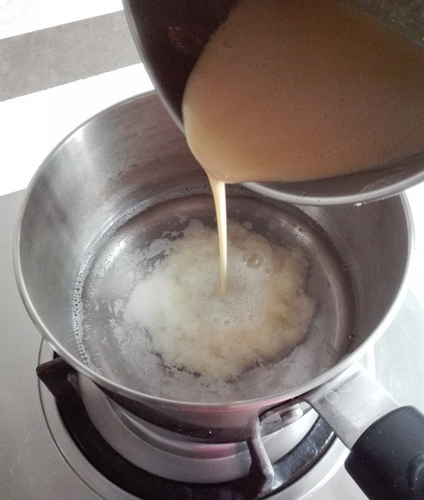 云南稀豆粉,小火烧至水将开时,倒入面糊;边到边搅拌