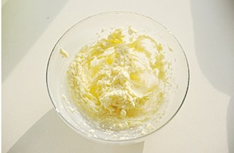 圣诞平安派,【派皮材料】中的发酵黄油室温软化后加糖,用电动打蛋器低速搅打顺滑;