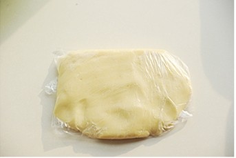 圣诞平安派,用刮刀将派皮拌匀,裹保鲜膜放冰箱冷藏3小时;