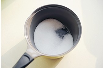 圣诞平安派,不粘锅中加入糖小火烧到呈琥珀色,关火加入热水搅匀;