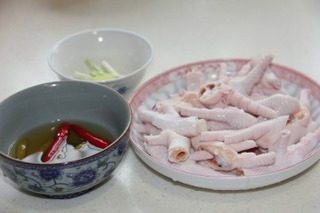 泡椒凤爪,清洗干净的凤爪剁成二半,姜切片,葱切段,泡椒备好