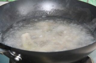 泡椒凤爪,锅中烧水,放入凤爪,姜片,葱段,料酒,鱼露,水开后煮至凤爪断生