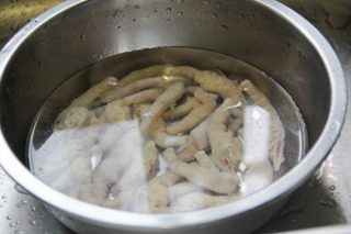 泡椒凤爪,捞出凤爪,用清水清洗干净