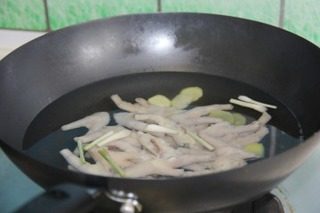 泡椒凤爪,另起锅,放入已清洗干净的凤爪,姜片,葱段,料酒,鱼露,水煮开后转中小火煮18分钟,将凤爪煮熟透