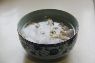 泡椒凤爪,煮熟的凤爪捞出,用凉开水反复清洗三四遍后沥干水份