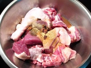 啤酒鸭子,把鸭1/2只斩件放在大碗内,加生抽3汤匙、姜粉1茶匙、盐1/2茶匙、细砂糖1茶匙、料酒2汤匙和胡椒粉1茶匙,抓腌均匀,如果有可能则在抓腌后放入冰箱放一天,如果时间紧,静置20分钟;