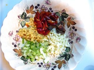 啤酒鸭子,把准备好姜茸1汤匙、蒜茸1汤匙、香葱粒1汤匙、花椒1茶匙、把八角1朵瓣开几瓣好入味;