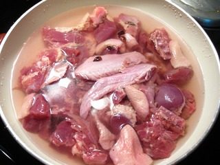 啤酒鸭子,冷水落锅,再升火,把鸭块焯水;