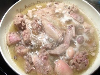啤酒鸭子,焯水至浮沫泛起,用热水把鸭块冲净滤水;