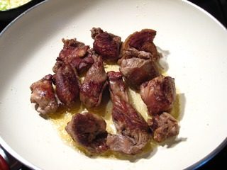 啤酒鸭子,放入锅里煎至鸭块周身金黄色,一锅煎不完就煎两锅;
