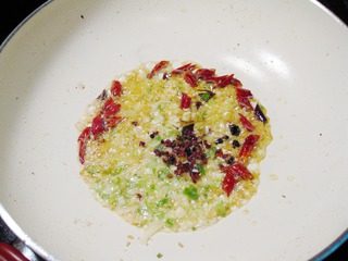 啤酒鸭子,锅置炉上,升大中火,把锅烧至稍热,加菜油2汤匙,放姜茸1汤匙、蒜茸1汤匙、香葱粒1汤匙、花椒1茶匙、八角1朵、和辣椒段,慢火煸香锅里的材料;七、倒入鸭块,兜片刻;