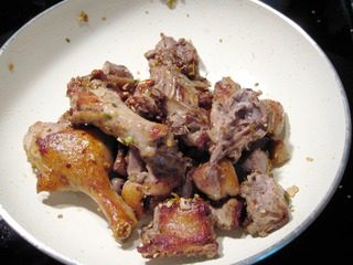啤酒鸭子,倒入鸭块,兜片刻;