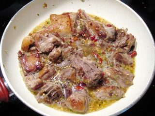 啤酒鸭子,倒啤酒入锅里,再加柱侯酱2汤匙和甜面酱1汤匙、生抽3汤匙、老抽2汤匙、盐1茶匙、糖2汤匙胡椒粉1茶匙,翻拌几下,转很慢的火,盖锅盖焖约20分钟;