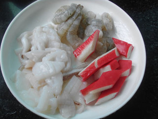 海鲜豆腐煲,<a style='color:red;display:inline-block;' href='/shicai/ 301'>鲜虾</a>去壳去虾肠虾线;鱿鱼治净切花刀后切小块;蟹枊切段;