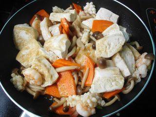 海鲜豆腐煲,加入胡萝卜和豆腐,加盐和<a style='color:red;display:inline-block;' href='/shicai/ 721'>蚝油</a>调味;