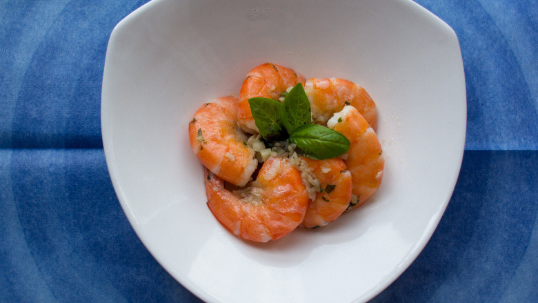 手剥蒜蓉虾配香蒜面包