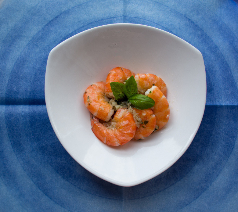 手剥蒜蓉虾配香蒜面包