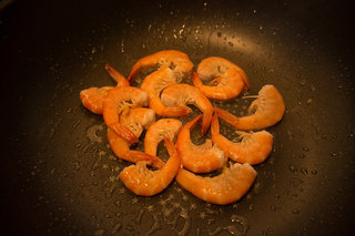 手剥蒜蓉虾配香蒜面包,锅内植物油七八成倒入大虾快速翻炒约20秒，根据虾量倒入半个到1个蒜蓉、20g有盐黄油，和适量<a style='color:red;display:inline-block;' href='/shicai/ 2784'>欧芹</a>碎。虾色完全变红时起锅装盘。（可根据需要加干奶酪碎）