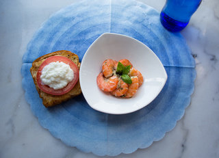 手剥蒜蓉虾配香蒜面包,面包上放蕃茄片，再加上两勺新鲜奶酪