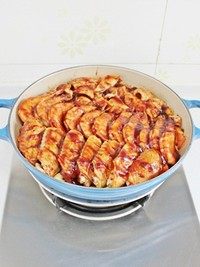 三汁焖锅,将之前调好的酱汁均匀的铺在食材上,盖上锅盖继续中火5-8分钟,食用前再撒上<a style='color:red;display:inline-block;' href='/shicai/ 131'>香菜</a>段。