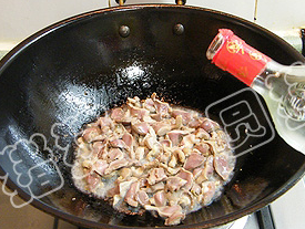 酸辣炒鸡胗,锅内烧热1/2大匙油,放入鸡胗片,盐,<a style='color:red;display:inline-block;' href='/shicai/ 4367'>米酒</a>,大火翻炒至变色,连汤汁盛出备用。