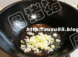 酸辣炒鸡胗,锅内放入1大匙油,冷油放入姜,葱,<a style='color:red;display:inline-block;' href='/shicai/ 6559'>蒜蓉</a>炒出香味。