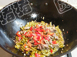 酸辣炒鸡胗,最后加入新鲜红椒,<a style='color:red;display:inline-block;' href='/shicai/ 141770'>芝麻香油</a>,翻炒约1分钟即可。