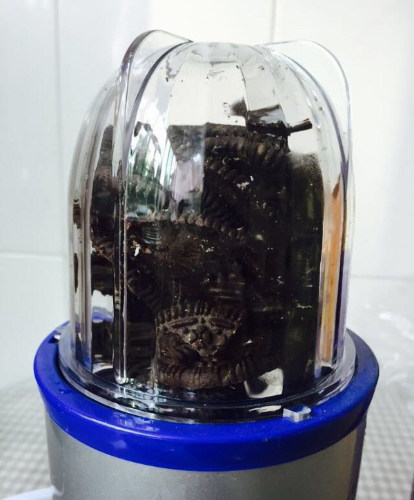 香蕉奶昔,奥利奥去掉中间的夹心,放在磨粉器里,准备磨成粉