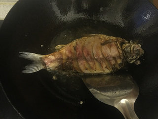 红烧鲫鱼,鱼多炸一会味道比较香,差不多了就翻面吧。