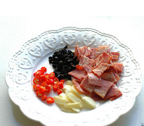 培根豆豉烤菜花,<a style='color:red;display:inline-block;' href='/shicai/ 443'>培根</a>切片，蒜切片，小米辣切成切圈，<a style='color:red;display:inline-block;' href='/shicai/ 694'>豆豉</a>切碎。